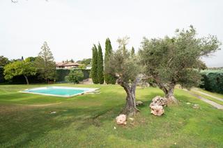 Chalet  Avenida del guadalix. Villa en parcela de 3.700 m2 con pista de tenis
