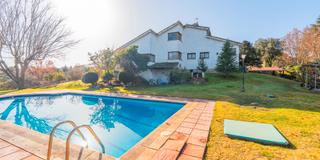 Chalet en Fuente del Fresno. Chalet con piscina y cancha de tenis