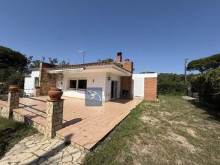 Casa a travessera Salenys