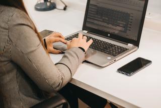 Lloguer Oficina en Al-9029 17. Tu despacho con tu mesa, silla, estantera y suministros para em