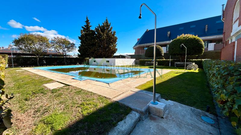 Foto a5505c79-934a-4eff-a16f-0e3166c4382a. Casa a schiera con camino riscaldamento parcheggio piscina in Rozas de Madrid (Las)