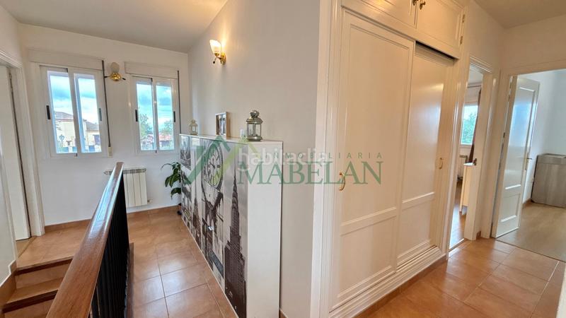 Foto c29fed3d-2100-46a1-81f2-460e604af7c5. Chalet . chalet independiente en perfecto estado! 200m2 construidos en dos plantas, con jardín de 148m2. parcela 253m2. en Torrecaballeros