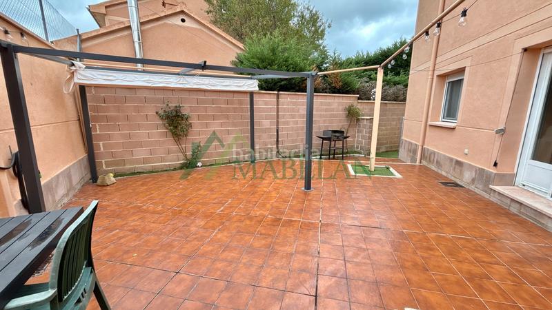 Foto ea4731cf-c9b1-41eb-8f43-ba0b89754428. Chalet . chalet independiente en perfecto estado! 200m2 construidos en dos plantas, con jardín de 148m2. parcela 253m2. en Torrecaballeros