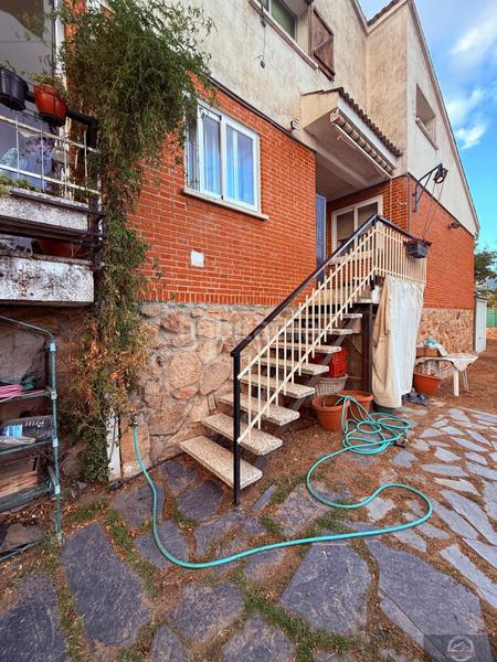 Foto 303937b1-df75-4240-a360-240036342753. Casa aparellada amb calefacció aparcament a Becerril de la Sierra