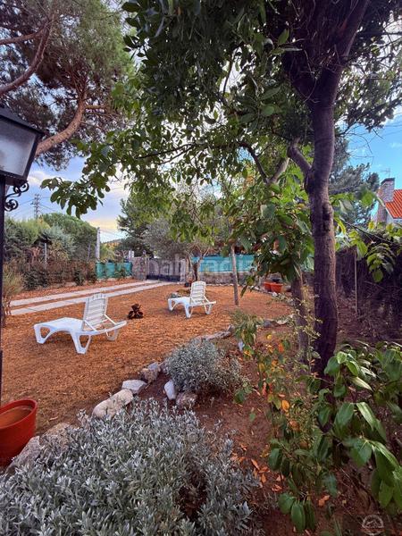 Foto 8c3354d8-14a0-4be3-8b5a-f2e896d48e40. Casa aparellada amb calefacció aparcament a Becerril de la Sierra