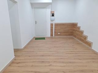Local commercial dans Llefi. Estudio para entrar a vivir
