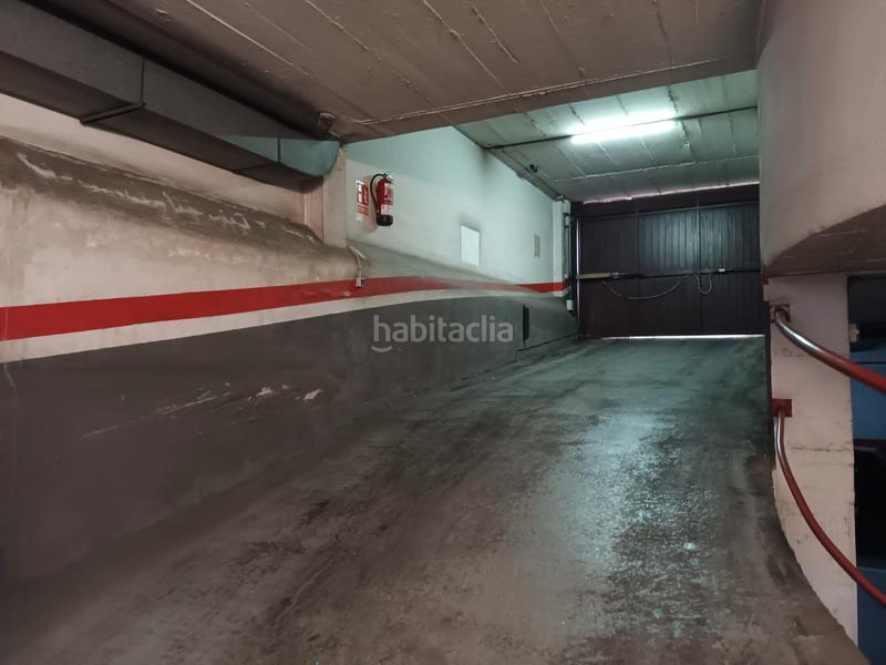 Foto 67f93114-d55f-4353-a5ba-3dd78a6a726e. Parking coche parking para coche grande en Prosperitat Barcelona