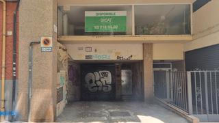 Aparcament cotxe a Carrer de joaquim valls 96. Parking para coche mediano