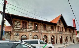 Chalet en Cercedilla. Edificio frente a la estación de cercanías renfe de cercedilla.