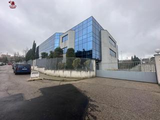 Edifici a Pinar de las Rozas. Edificio de oficinas de 4.689m2 en las rozas con acceso directo