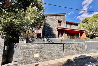 Chalet à Collado Mediano. Moderno y elegante chalet en piedra y pizarra de 345 m2 con 4 do