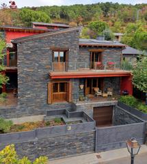 Xalet a Collado Mediano. Moderno y elegante chalet en piedra y pizarra de 345 m2 con 4 do