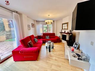 Casa adosada en Molinos (Los). Chalet adosado en esquina de 259 m construido en 2006 sobre una