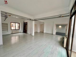 Miete Dachwohnung in Lista. Luminoso ático de 125m2 con salón de 60m2 dotado de amplios vent