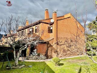 Casa pareada en Molinos (Los). Chalet pareado en esquina de 183m2 con 4 dormitorios, 2 baños y