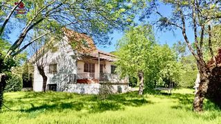 Xalet a Guadarrama. Chalet de 265m2 con 6 dormitorios y 3 baños en parcela de 1.010m