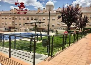 Miete Etagenwohnung in Molinos (Los). En urbanización privada con piscina comunitaria y zonas comunes.