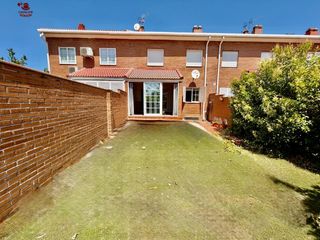 Casa adosada en Guadarrama. Chalet adosado de 174m2 con 5 dormitorios y 3 baños. construido
