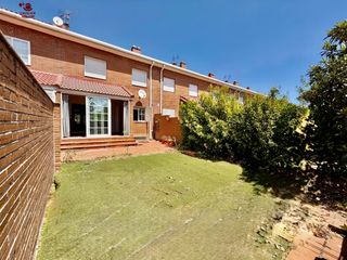 Casa adossada a Guadarrama. Chalet adosado de 174m2 con 5 dormitorios y 3 baños y piscina co