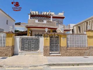 Xalet a El Tomillar. Chalet de 199m2, 4 dormitorios y 4 baños con piscina