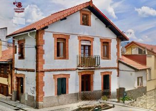 Chalet in Cercedilla. Antigua casa de 147m2 de estilo ferroviario construida a princip