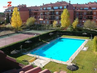 Pis a Pinar de las Rozas. Piso 4 dormitorios bajo con jardín