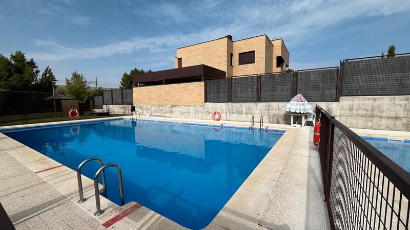 Foto 6da39d9a-8773-495e-b09a-4e4a2d56f0e2. Casa aparellada amb xemeneia calefacció aparcament piscina a Torrelodones