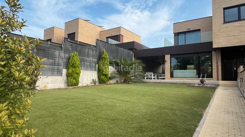 Foto 8f9889ab-c9c2-4f9e-9d08-141bf53d3450. Casa aparellada amb xemeneia calefacció aparcament piscina a Torrelodones