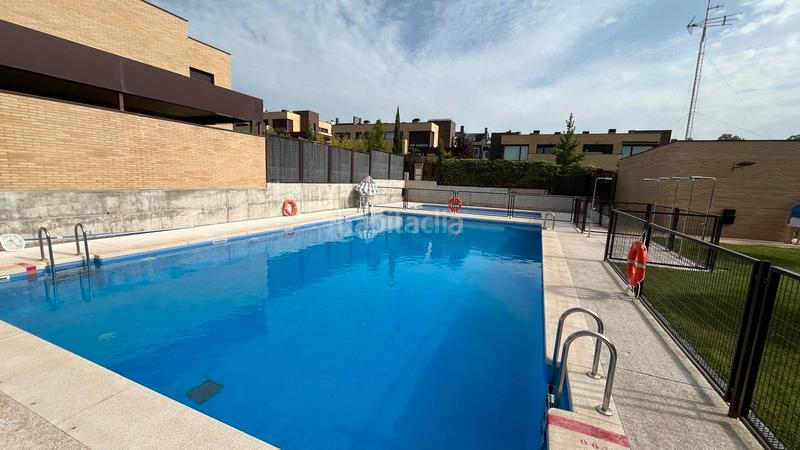 Foto ffa128bf-0def-431a-ba7b-fa2eaec26b32. Casa aparellada amb xemeneia calefacció aparcament piscina a Torrelodones