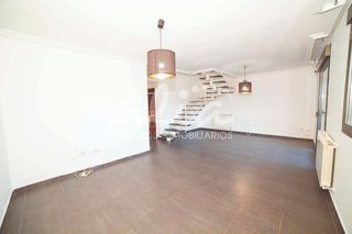 Maison jumelée à Seseña Nuevo. Unifamiliar adosado en seseña