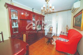 Appartement à Flores. Vivienda de 3 dormitorios, finca con ascensor, totalmente exteri