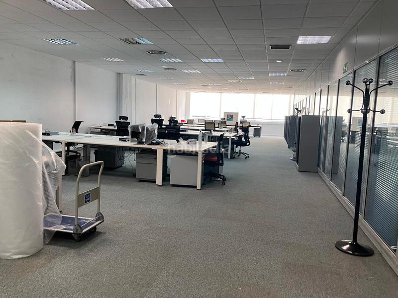 Foto b403640f-6c05-4200-99cc-7164f3a9e1cc. Office space in calle de rufino gonzález 14 in Simancas Madrid