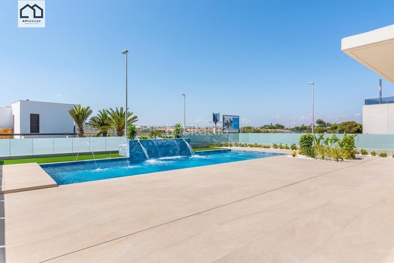 Foto 0712c576-8407-4232-9334-28d32b1180e9. Chalet mit parking pool in Campoamor Orihuela