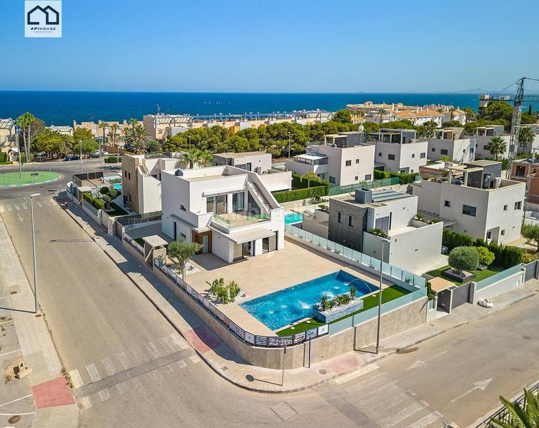 Foto 3f6f90fa-3602-4e89-800b-ef88af9667db. Chalet mit parking pool in Campoamor Orihuela