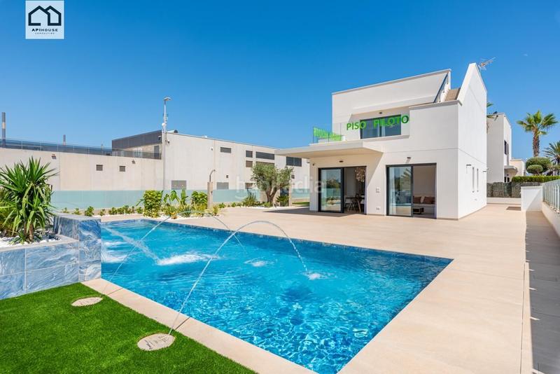 Foto 9a42e758-337d-4ba9-bc38-46d1aa8185b0. Chalet mit parking pool in Campoamor Orihuela