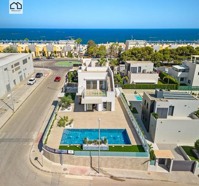 Foto c72862e0-3103-47c9-82a6-1b3f2c19975e. Chalet mit parking pool in Campoamor Orihuela