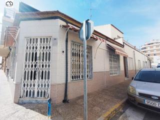 Terreno residencial en Centro - Muelle Pesquero. Apihouse vende vivienda para derribar y construir en torrevieja.
