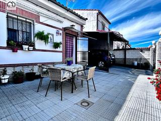 Maison à Casar de Escalona (El). Apihouse vende casa en planta baja con patio y garaje en el cent