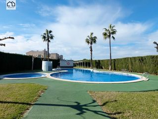 Casa en Zona Carrefour - Urbanizaciones. Apihouse vende encantador bungalow en torrevieja, ideal para viv
