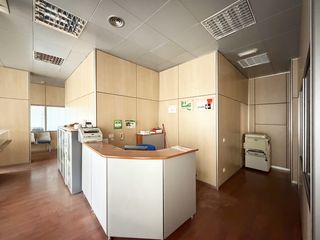 Local Comercial en Parque Europa-Los Pitufos. Amplio local de 165 m� en pinto, actualmente acondicionado como