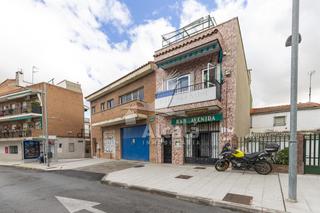 Casa en Coslada Pueblo. Casa baja con gran terraza  solarium y local en la ciudad 70 de
