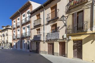 Casa a Casco Histórico. Edificio exclusivo en la plaza de los santos niños ideal para in