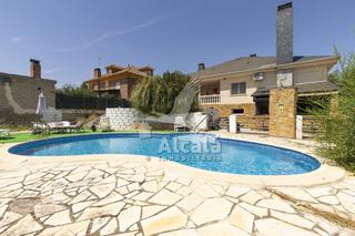 Casa a Camarma de Esteruelas. Chalet independiente con piscina y gran parcela en camarma de es