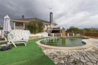 Casa a Camarma de Esteruelas. Chalet independiente con piscina y gran parcela en camarma de es