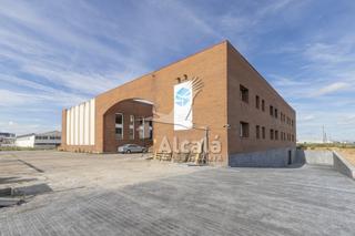Fabrikhalle in Estación-Parque O´Donnell. Nave industrial con muelle de carga y 2.600 m en alcalá junto al