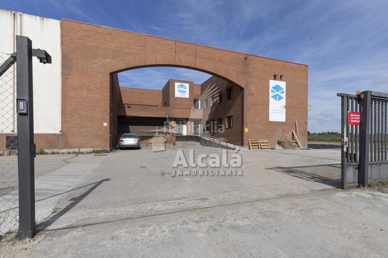 Foto 6dc321e8-6e0e-4c54-b45a-afc1d606235f. Nave industrial  con muelle de carga y 2.600 m en alcalá junto al polígono azque en Alcalá de Henares