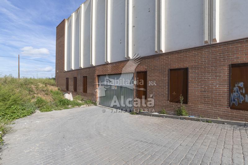Foto 7decedbb-5a4b-4e9f-b16f-fc5a844edfd2. Nave industrial  con muelle de carga y 2.600 m en alcalá junto al polígono azque en Alcalá de Henares