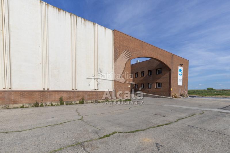 Foto d49fa23e-57b4-4843-beb5-b37a0d7fec59. Nave industrial  con muelle de carga y 2.600 m en alcalá junto al polígono azque en Alcalá de Henares