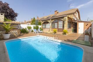 Casa pareada en Villanueva de la Torre. Espectacular chalet reformado con piscina en villanueva de  la t