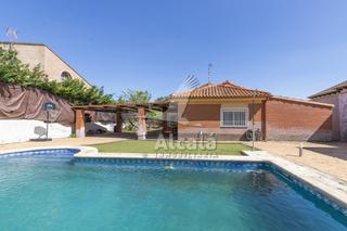 Casa a Chiloeches. Chalet individual con piscina propia en la urb. medina azahara